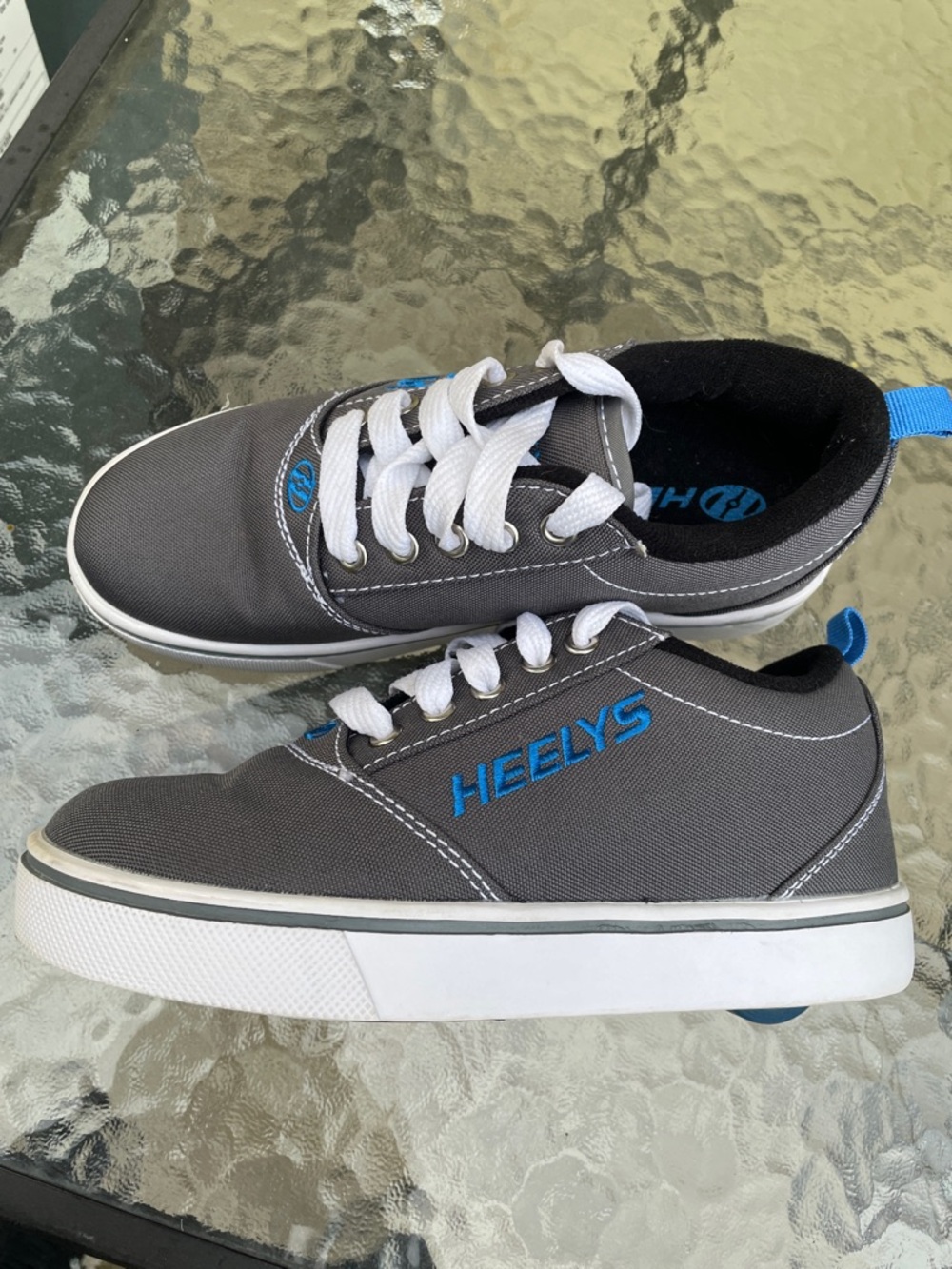 Heelys Kids Gray Canvas Sneakers with Blue Logo Accents size 2